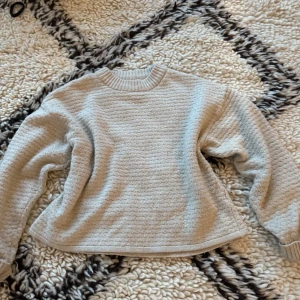 Beige stickad tröja - Beige stickad tröja. Den är i bra skick. Den är i storlek: 152 