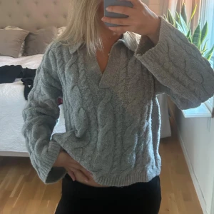 Grå stickad tröja - Superskön stickad från bikbok i 9% ull. Super härlig nu i höst/vinter! 🫶