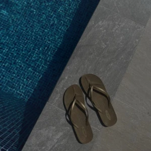 Guldiga flip-flops💛 - Guldiga klassiska flip-flops med ribbad sula. Väldigt bekväma och knappt använda då de är för stora för mig:(