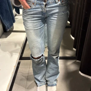 Levi's 501 ljusblå jeans med slitning - Lite slitna på rumpan och vid hälarna men inget man tänker på utan det blir bara snyggare tycker jag