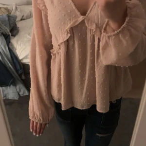 Ljusrosa blus - säljer en supersöt ljusrosa volang blus från gina tricot i storlek 158/164. Använd typ en gång och inga defekter.💞