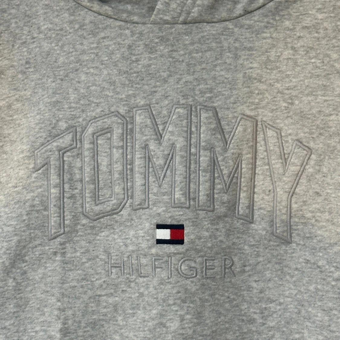 Grå hoodie från Tommy Hilfiger - 1