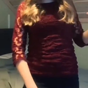 Vinröd spets topp - Snygg vinröd spets topp med boat neck och trekvartsärm, står ingen storlek men skulle säga att det är en XS/S. Mycket bra skick