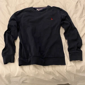 Mörkblå sweatshirt us polo - Säljer min us polo tröja. Storlek M