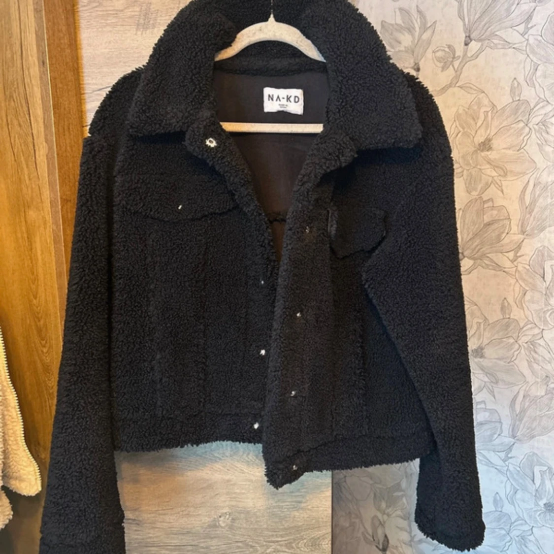 Svart teddyjacka från NA-KD