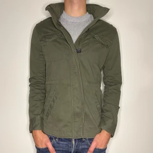 Field Jacka - Jacka från Black Story | Skick: 7/10 | Storlek: S | Nypris: 899kr | Säljer för 569kr | Spårbar frakt via Postnord eller Instabox | Hör av dig vid frågor eller funderingar 