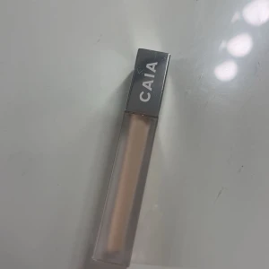 Caia concealer  - Caias it’s iconic concealer i färgen 1W
