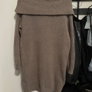 Beige stickad offshoulder klänning Vila strl: XS men passa även större - Supermysig beige stickad klänning från Vila i storlek XS. Modellen är offshoulder med bred ribbad kant upptill och långa ärmar med ribbade muddar. Perfekt för dig som gillar chill och snygg stil under höst och vinter. Passar även större.