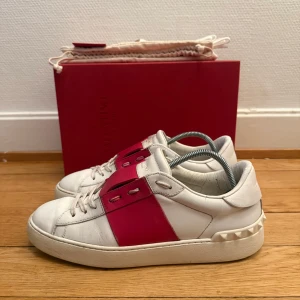 Valentino open sneakers  - Säljer nu dessa fina valentino skor | Fint skick | Storlek 40 | Rosa rand | Kommer med box,dustbag,extra snören och valentino kort | Hör gärna av er vid frågor eller funderingar 