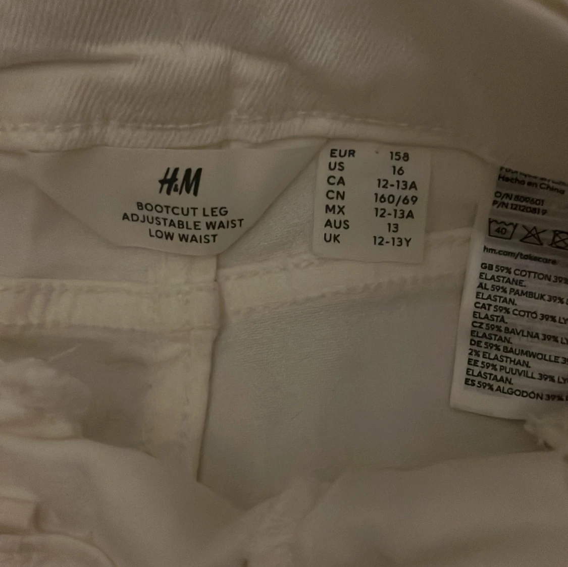 Vita bootcut byxor från H&M - 2