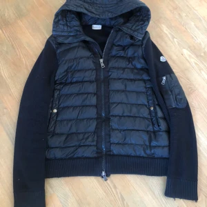 Moncler cardigan - Hej, jag säljer nu denna riktigt feta moncler cardiganen i ett ganska sletet skick. Finns många defekter så skicka ett meddelande om ni vill ha bilder på defekterna, självklart äkta🙌🤝