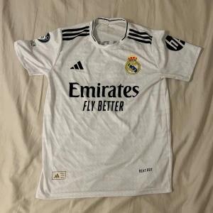 Real Madrid 25/26 Mbappe tröja - 10/10 skick, priset kan diskuteras vid snabbaffär!
