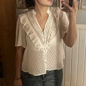 Blus - Super gullig vit blus från Zara 🫶🏼