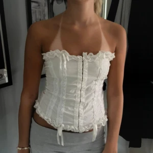 Korsett topp - Jättefin topp!! Står storlek L på lappen men passar mig som har S <33 Går att reglera storleken med snörena där bak