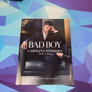 Carolina Herrera Bad Boy parfym prov - Bad Boy från Carolina Herrera. Snygg och modern design, perfekt för dig som vill sticka ut. Ingredienser: Alcohol Denat., Parfum (Fragrance), Aqua (Water), Limonene, Linalool, Citral, Geraniol, Cinnamal m.fl.