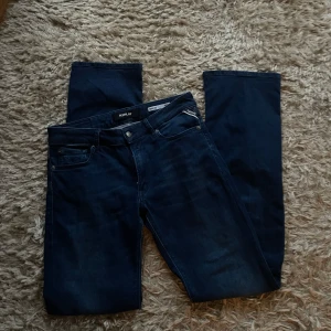 Mörkblå Replay New Luz bootcut jeans - Snygga mörkblå jeans från Replay, modell New Luz med bootcut fit. Klassisk femficksdesign, tydlig Replay-logga vid fickan och bekvämt material i jeans. Perfekta för dig som gillar en tidlös look med lite utsvängda ben. Tyvär för korta för mig, men super bra skick, nästan aldrig använda!🩷