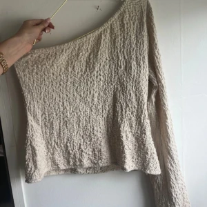 Beige blus med en arm - Beige jätte fin blus med en arm, har klippt bort lappen och kommer inte ihåg vart jag köpte den 