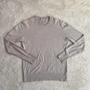 Beige merinoull+ Kashmir tröja från H&M - Tröja i bra skick, knappt använd i 80% merinoull 20% Kashmir nypris 1399. Mitt pris går att diskutera. 