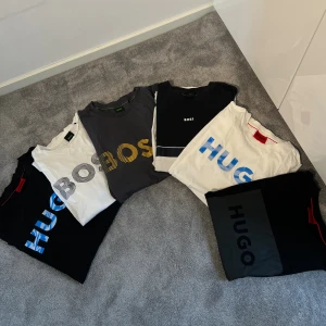 T-shirt paket Hugo Boss - Säljer ett paket med sex snygga t-shirts från Hugo Boss i storlek XS. Alla är andvända men har inga hål osv. Nypris var 400-650kr per tshirt. Har kvitto på dom flesta. ENDAST VITA + MÖRKBLÅ/VIT KVAR