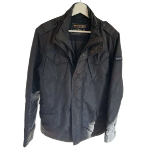 Woolrich field jacka - Ritkgit snygg Woolrich field jacka, bra skick utan tydliga defekter. Storlek S men passar M. 