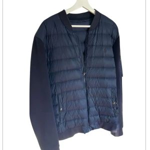 Ralph Lauren cardigan - Väldigt snygg Ralph lauren cardigan i bra skick. Storlek L/XL. Hör av dig vid funderingar.