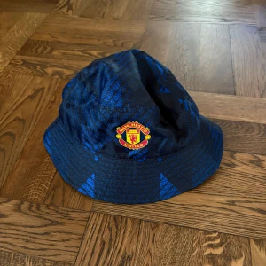 Blå Manchester United Buckethatt - Fint skick!