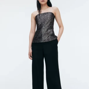 Svart paljett tubtopp - Säljer en snygg svart tubtopp från H&M, täckt med glittriga paljetter över hela. Utsvängd form nedtill. Köptes inför nyår 2024 men fann ett annat alternativ. Stängs med dragkedja i sidan. Ordinarie pris var 299kr💞🌻