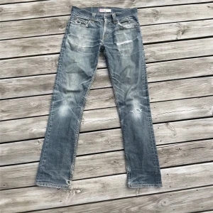 Vintage Levis 511! - Tja säljer dessa otroligt feta vintage Levis 511 med extremt feta fades och slitage! 31/34 men sitter mer som 32! Jätte bra skick förutom slitagen som ger byxorna karaktär och ett mini hål i skrevet! 