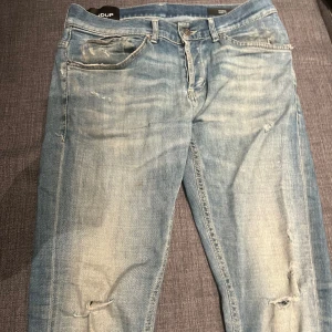 DONDUP George, slim fit - Grymt snygga dondup jeans med slitningar. Slitningar vid knäna och lite där bak vid fickorna. Det finns lite defekter därför jag säljer så otroligt billigt. Möjligtvis lite smuts där nere på byxorna. Köpta på Rogers (fjällbacka) för 3599kr. Riktigt feta jeans och det är bara att höra av er vid frågor⁉️