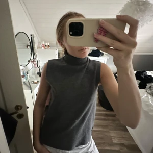 Grå polokrage topp - Säljer den populära toppen från Zara som är helt slutsåld på deras hemsida. Toppen är ärmlös och har en rak, något loose passform. Aldrig använd🤩🤩