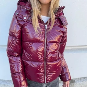 Trendig vinterjacka från Nelly - Har en i storlek Small som jag köpte förra året. Endast använd några få gånger! Den är som ny! Nypris är 799 kr. 