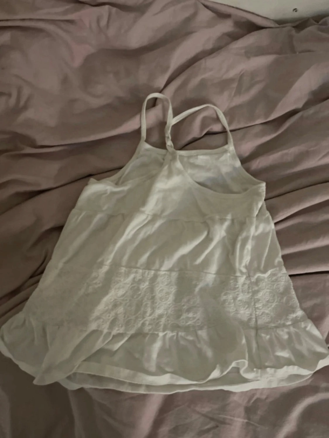 Vit spetsdetaljerad linnetopp - 1