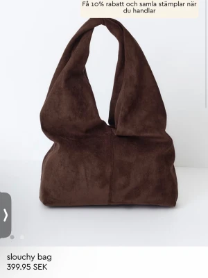 **SÖKER.**Brun slouchy bag gina tricot - **SÖKER** slouchy bag från Gina Tricot i brun. Hör av dig om du har en du kan tänka dig sälja så kan vi diskutera priset 🤎