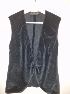 Svart sammetsväst - Stilren svart väst i sammet. Jag har fått den så vet ej vilken butik det är ifrån. 