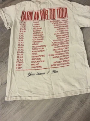 Hov1 merch  -  Jättebra skick med tanke på att den är ganska gammal. Den är nästan aldrig använd men har nån liten svart fläck på sig som visas på bilden men det syns knappt. Den går inte att få tag på eftersom det är en merch som såldes på konserten.💕