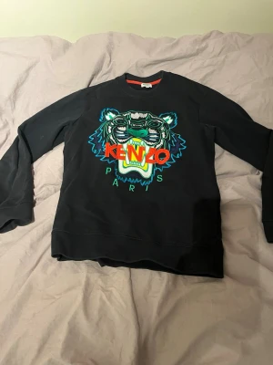 Svart Kenzo tröja - Svart kenzo tröja i storlek xs men passar som s i bra skick 