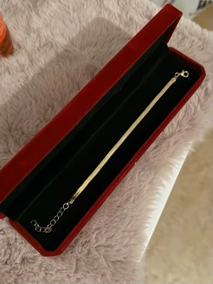 Guld Armband - Helt ny aldrig använd. Rostfritt stål. Justerbar.