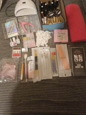 nagelprodukter - Säljer ett stort paket med  gel nagelprodukter. Vissa grejer som t.ex tipparna är öppnade/provade men det mesta är helt nytt. Många produkter kommer från shein men det finns vissa andra varumärken där i. Det är massa nagel penslar t.ex prickpennor. Också en borr med tillbehör. UV lampan är i mycket bra skick. Har glömt att fota lite grejer så det är mer än vad som visas på bilderna. Kan kanske gå ner lite i pris vid snabbt köp. Skriv gärna om man har några frågor❤️🫶🏼