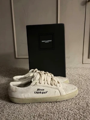 Saint Lauren skor - Yves Saint Lauren skor size 43 med box. skick 8/10 defekterna är att dem är använda och slitna. Men dem är användbara och kommer med en box. Väldigt prisvärt! Snabb frakt