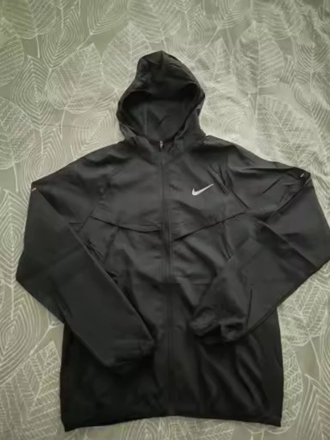Svart Nike React windbreaker med huva