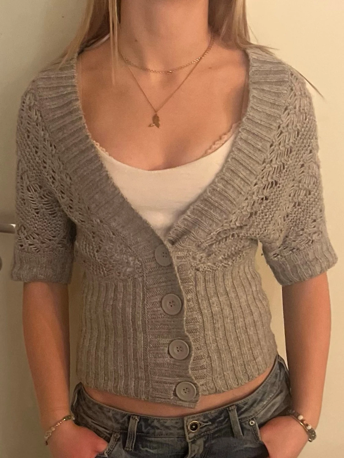 Grå stickad kofta med kort ärm - 1