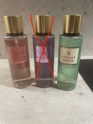 SÖKER!! Victoria's Secret parfymmist duo - SÖKER!! Två fräscha parfymmister från Victoria's Secret: 'Strawberries & Champagne' i rosa och 'Vibrant Breeze' i ljusgrönt. Båda har guldfärgade lock och genomskinliga flaskor med elegant design. Perfekta för dig som gillar söta och fruktiga dofter. Helst oanvänt.