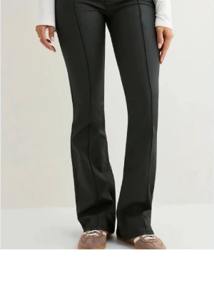 Nelly byxor  - Nelly skinnbyxor, säljer då de inte passade i storlek. Prislappen är borttagen. Nyskick 