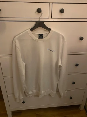 Vit sweatshirt från Champion - Säljer en stilren vit sweatshirt från Champion i storlek M men passar även S då den är ganska tajt
