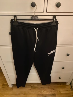 Tränings byxor - Overall tränings byxor från Zone i strl S