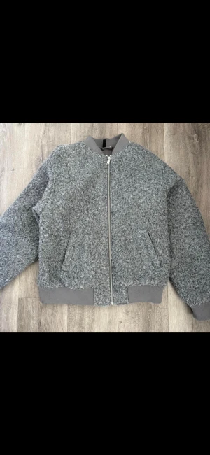 Grå teddy bomberjacka med dragkedja - Superfin bra skick