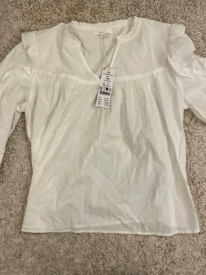 Vit blus från Gina tricot  - Blus från Gina tricot!! Fick den i present men har tyvärr inte används av mig, superfin!’ 