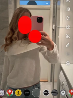 Vit stickad tröja, off shoulder - Snygg vit stickad tröja med bred, nedvikt krage som ger en trendig look. Tröjan har långa ärmar och är tillverkad i ett mjukt, mysigt material. Perfekt att matcha med jeans för en stilren outfit.