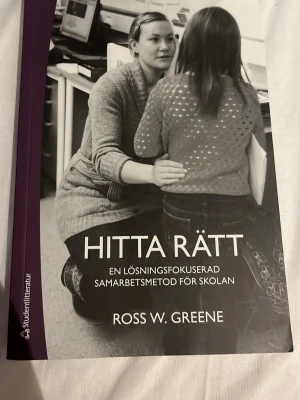 Hitta rätt - samarbetesmetod för skolan - Boken 'Hitta rätt' av Ross W. Greene ger praktisk vägledning i hur man implementerar en lösningsfokuserad samarbetsmetod (CPS) för att förstå och hjälpa elever med utmanande beteende. Omslaget är lila och svartvitt, mjukpärm.