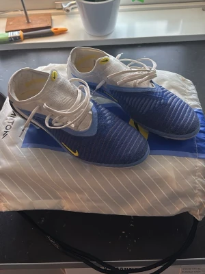 Blåa Nike fotbollsskor med snörning - Nike phantom 6 low fear nothing. Dom är knappt använda har använt dom 2 träningar. Dom är typ helt nya med box och påse.